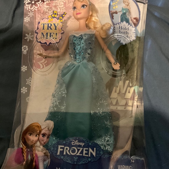 DISNEYs  FROZEN QUEEN ELSA  SINGING DOLL DAMAGED CARDBOARD .sale - Picture 1 of 10